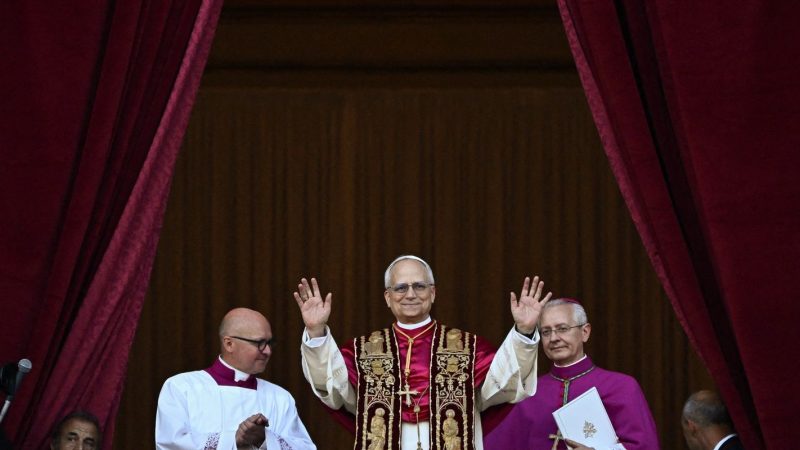 Lula cumprimenta novo papa e pede continuidade do legado de Francisco