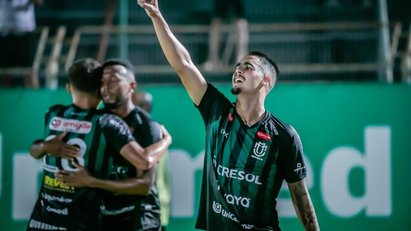 Maringá vira o jogo contra o Confiança e cola no topo