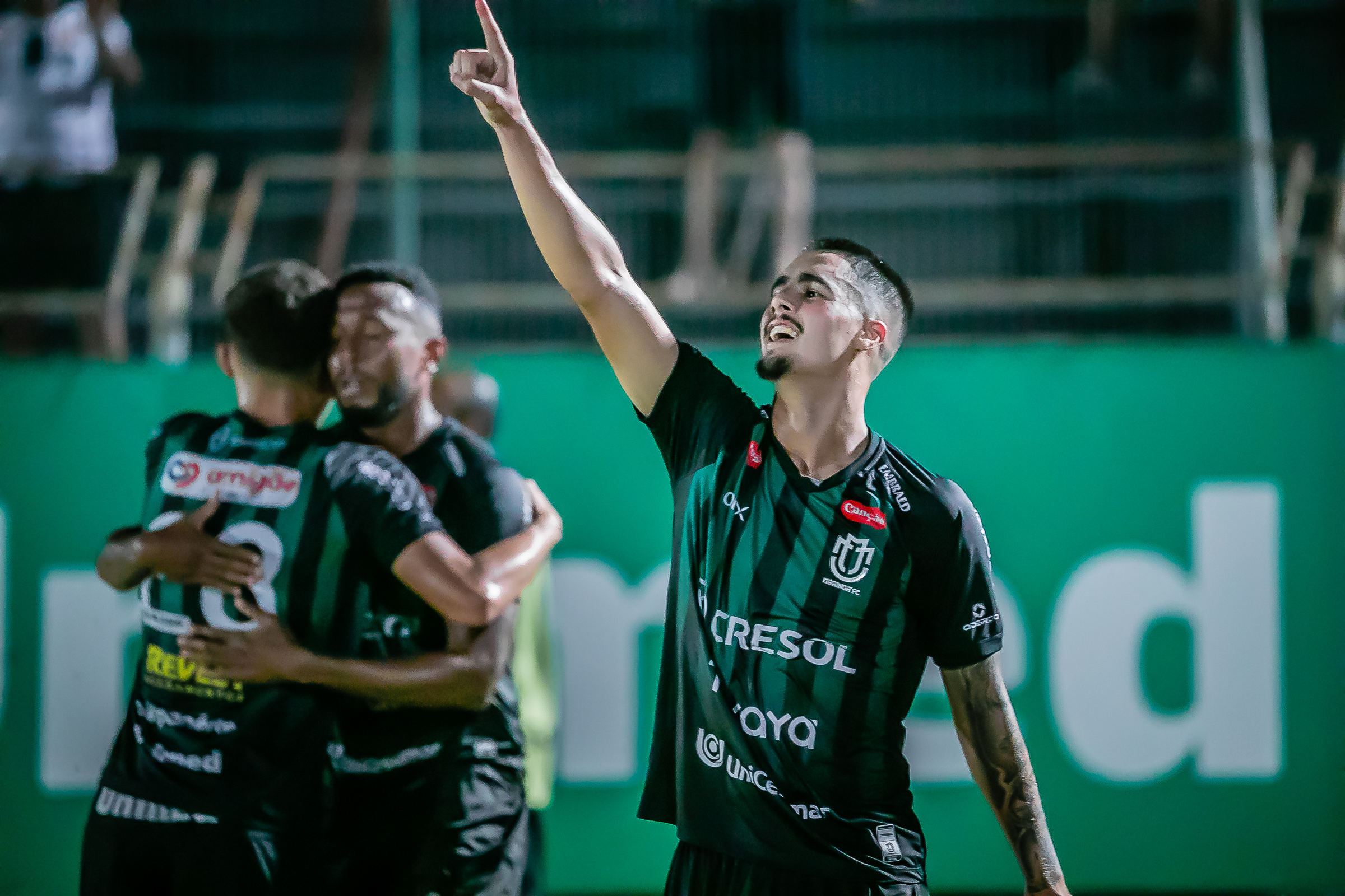 Maringá vira o jogo contra o Confiança e cola no topo
