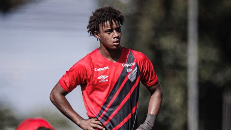 Promessa Bruninho, de 16 anos, assina contrato com o Athletico