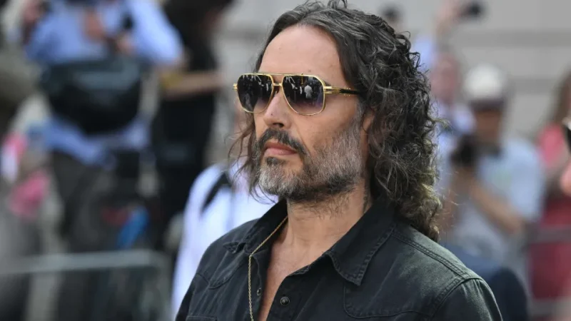 Russell Brand é liberado sob fiança após audiência em Londres