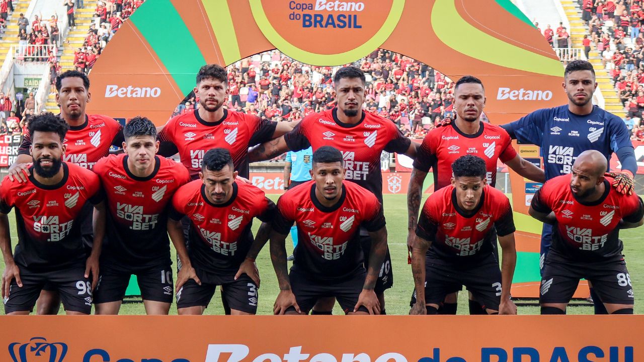 Técnico do Athletico explica improvisação na lateral