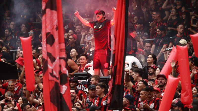 Torcida organizada do Athletico revela promessas de Petraglia em reunião