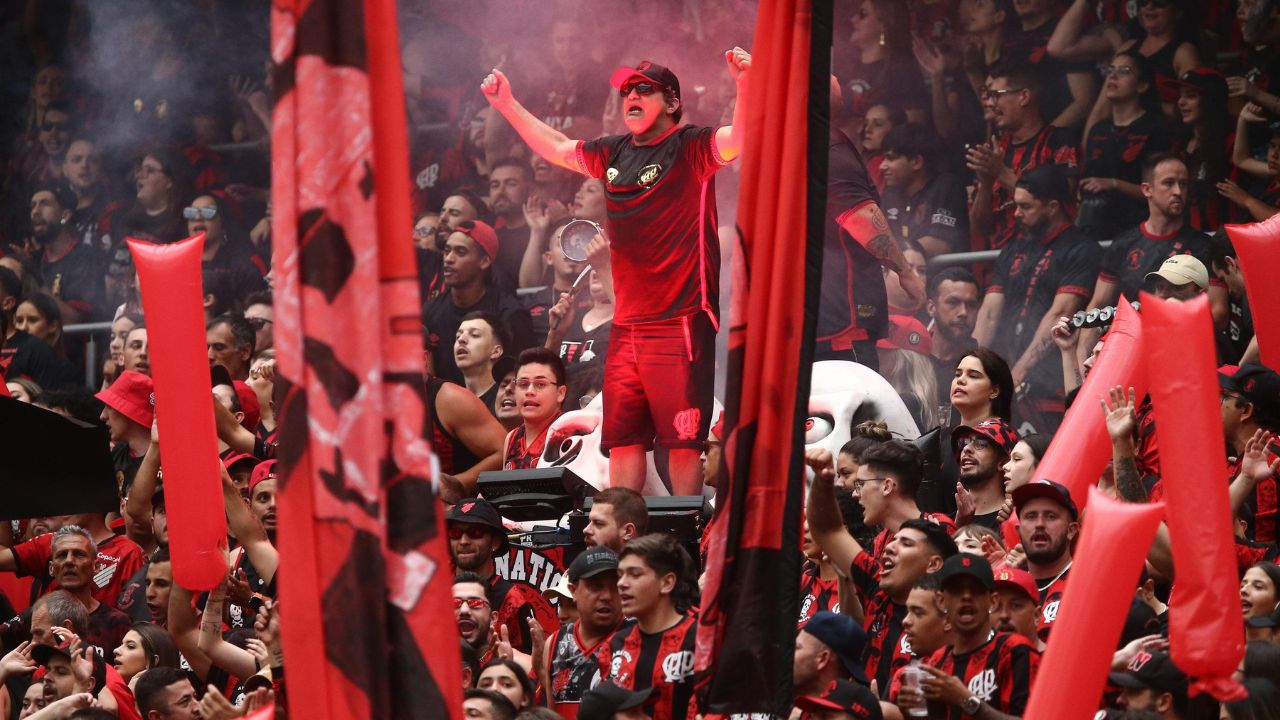 Torcida organizada do Athletico revela promessas de Petraglia em reunião