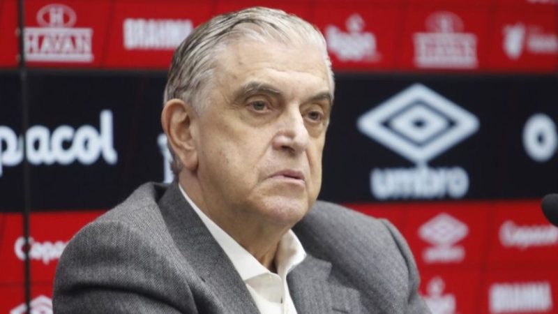Torcida organizada vai até o CT cobrar e Petraglia responde