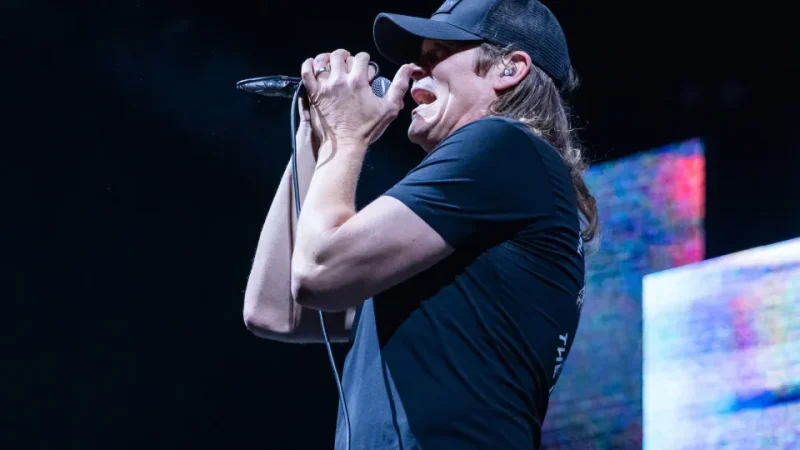 Vocalista do 3 Doors Down é diagnosticado com câncer em estágio 4