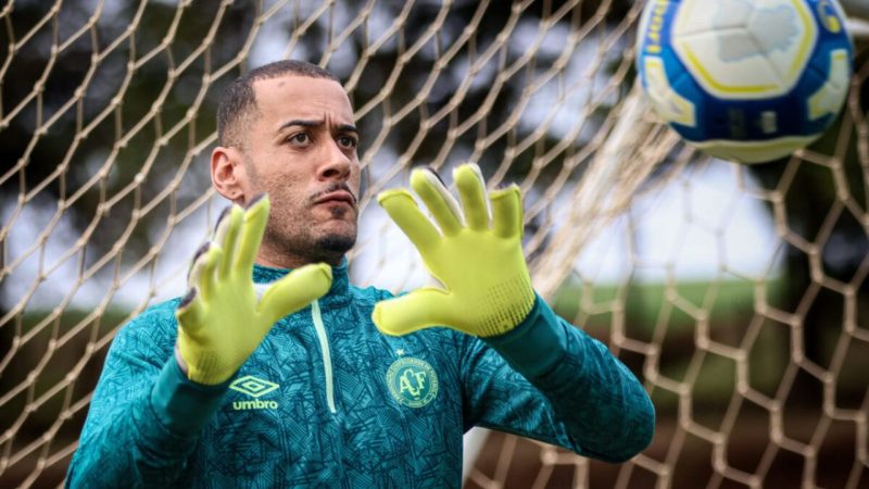 goleiro Léo, da Chapecoense, relembra relação com Petraglia