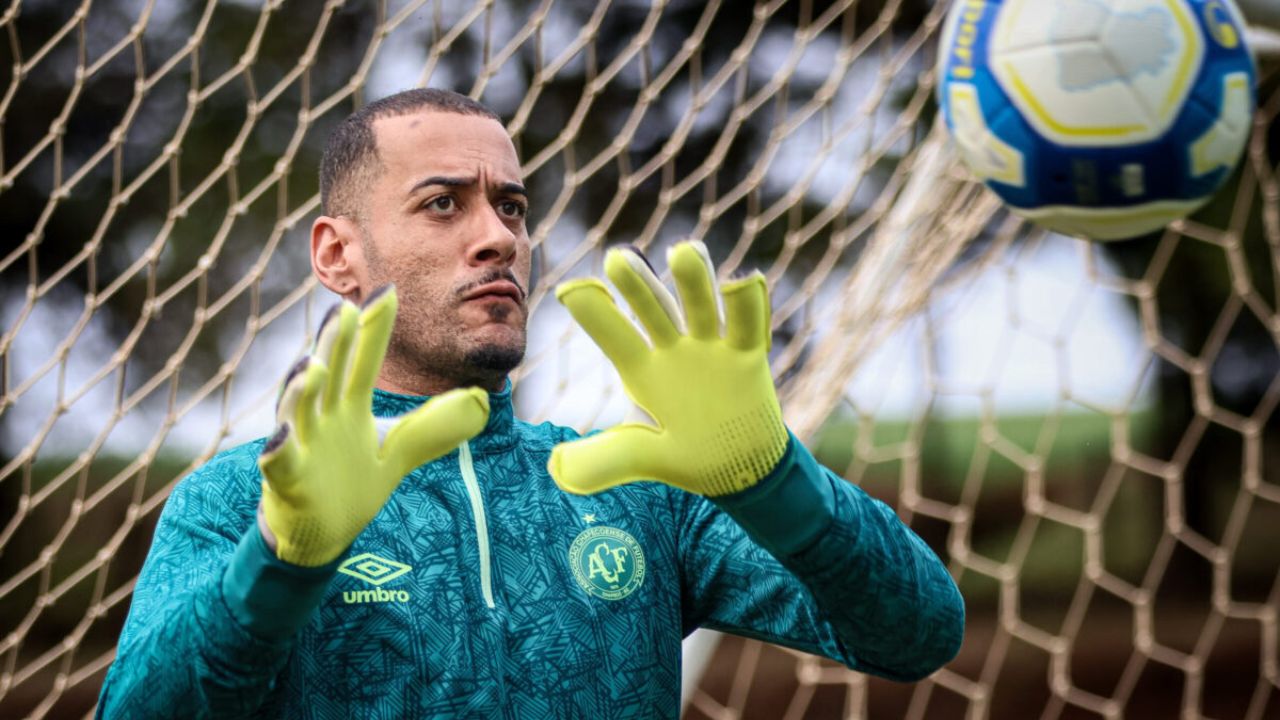 goleiro Léo, da Chapecoense, relembra relação com Petraglia