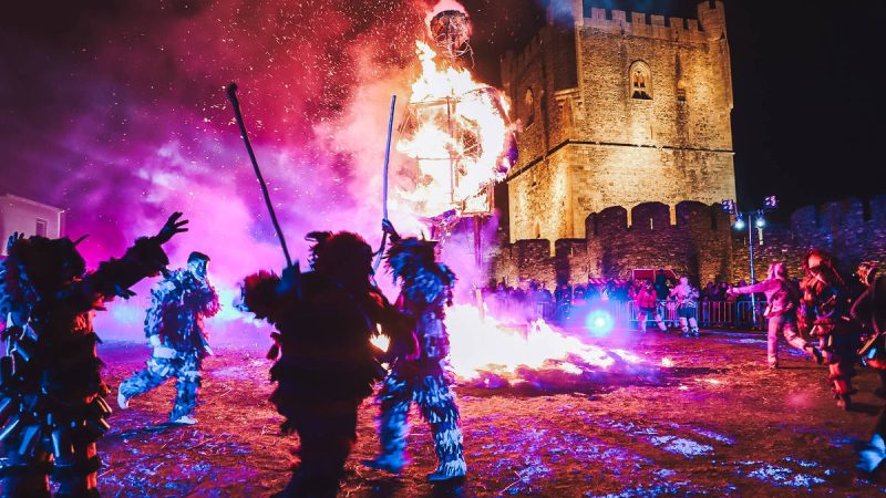 Carnaval de Bragança tem mascarados e fogueira – 29/07/2025 – Turismo