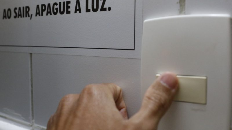 Conta de luz terá bandeira tarifária vermelha patamar 2 em agosto