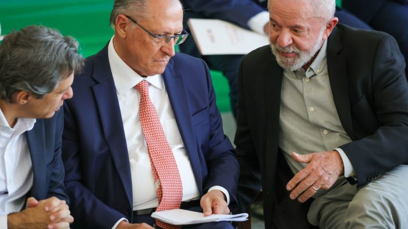 Governo vai trabalhar para reverter taxação dos EUA, diz Alckmin