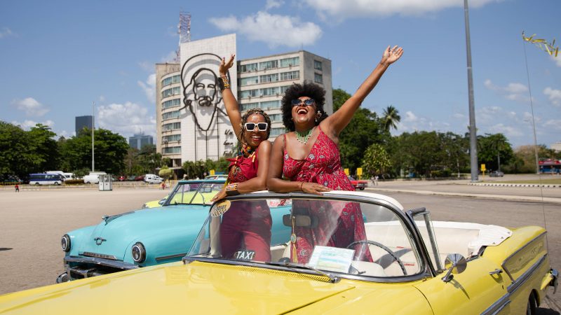 Mulheres negras relatam dificuldades ao viajarem sozinhas – 09/07/2025 – Turismo