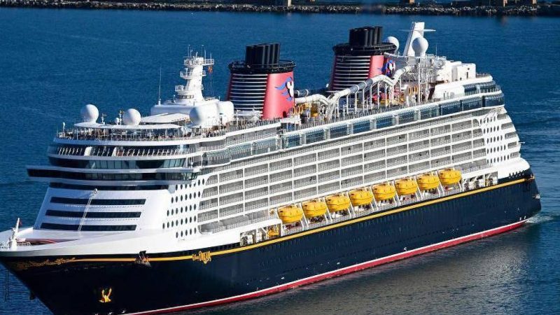 Pai pula de navio da Disney para salvar filha no oceano – 02/07/2025 – Turismo