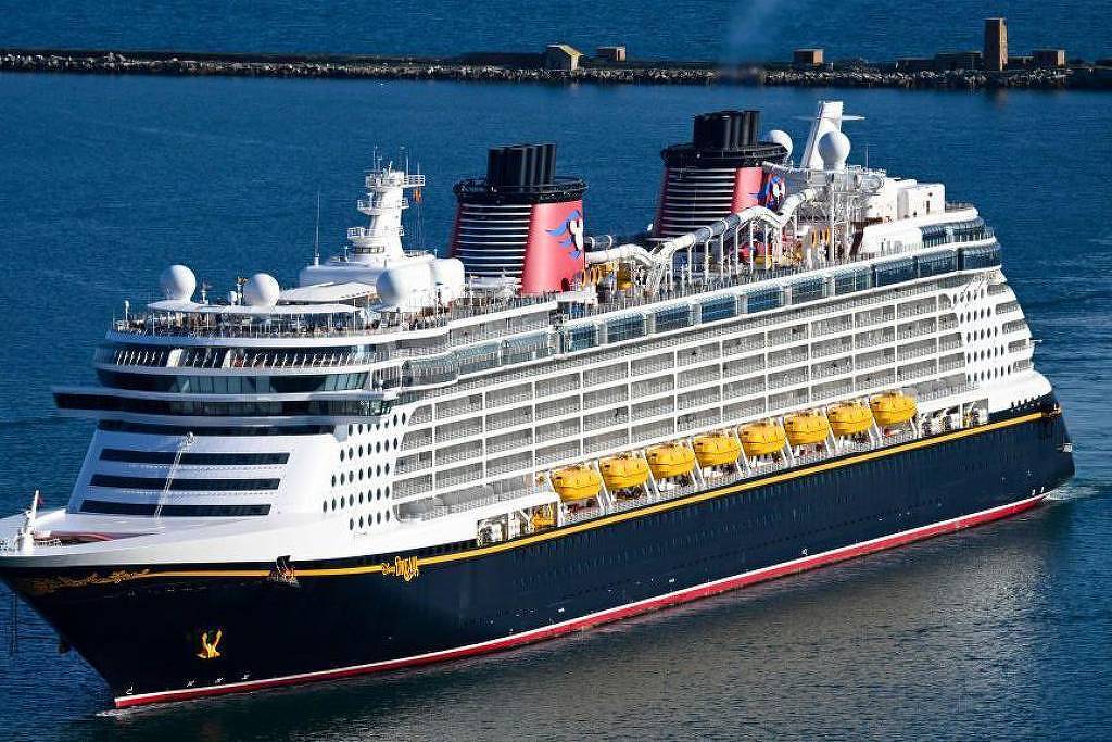 Pai pula de navio da Disney para salvar filha no oceano – 02/07/2025 – Turismo