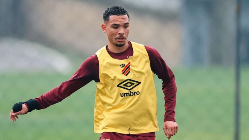 Artilheiro do Athletico se recupera de lesão e volta contra o Criciúma