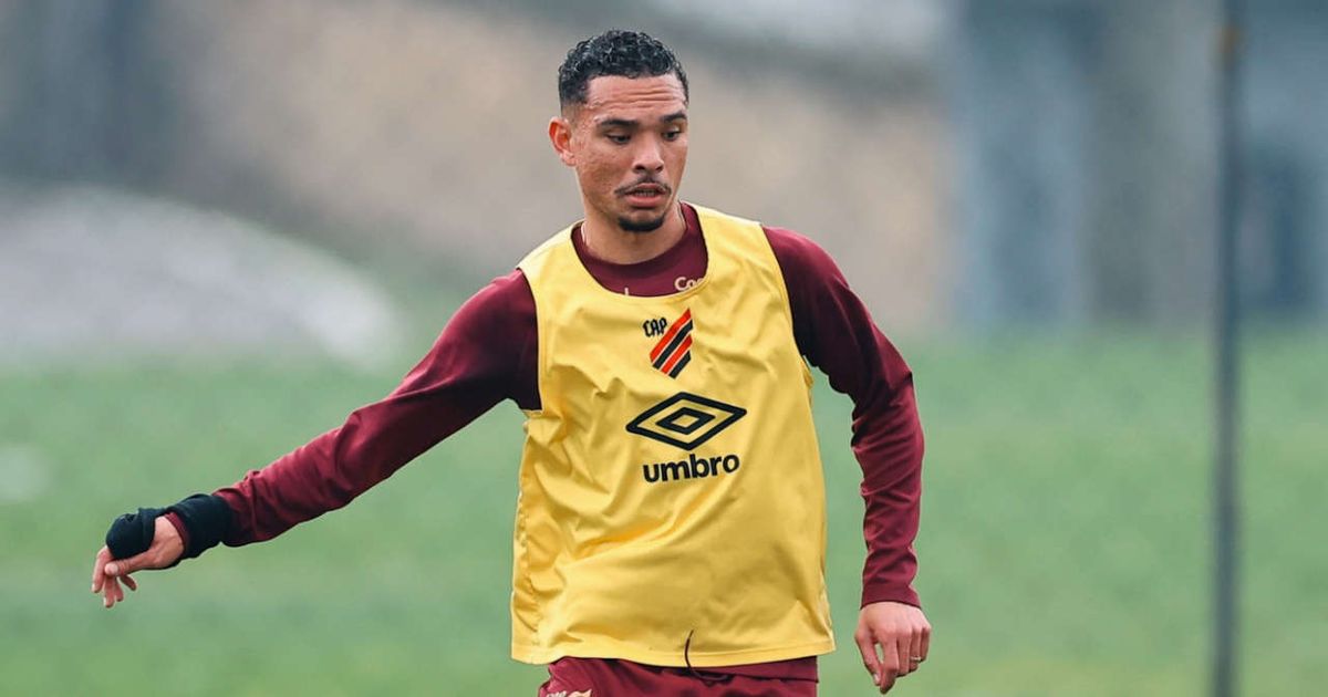 Artilheiro do Athletico se recupera de lesão e volta contra o Criciúma