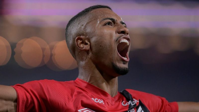 Atacante do Athletico desabafa sobre troca do futsal pelos gramados
