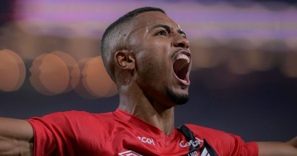 Atacante do Athletico desabafa sobre troca do futsal pelos gramados