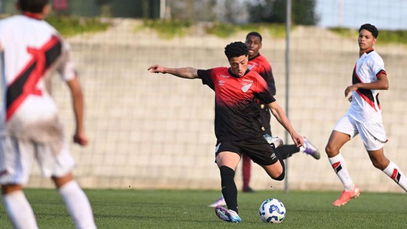 Camisa 10 da base e filho de ídolo histórico se destaca no time sub-20