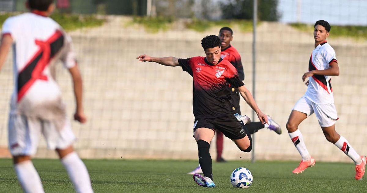 Camisa 10 da base e filho de ídolo histórico se destaca no time sub-20