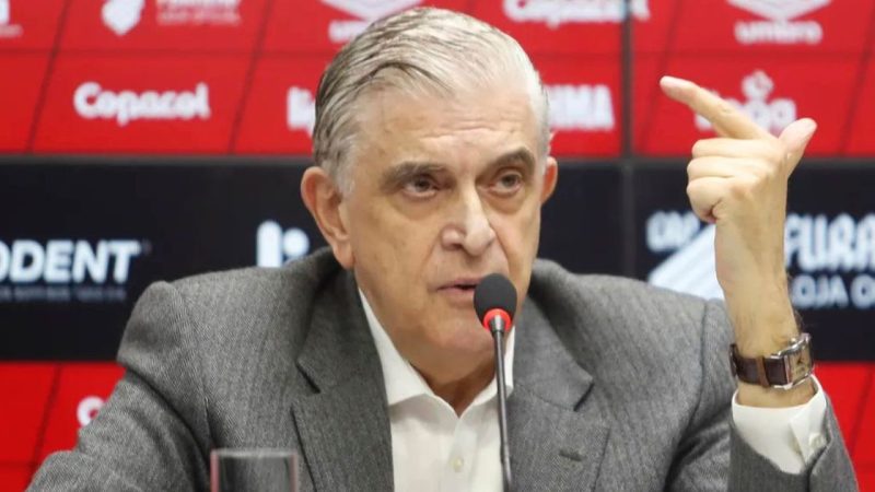 Conselheiro do Athletico é barrado na Arena com camiseta de protesto a Petraglia