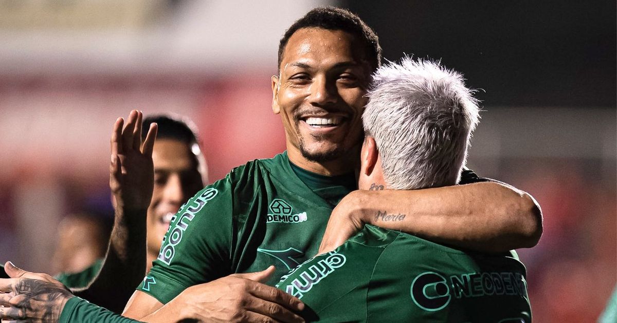 Coritiba vira líder em noite de celebração de título épico