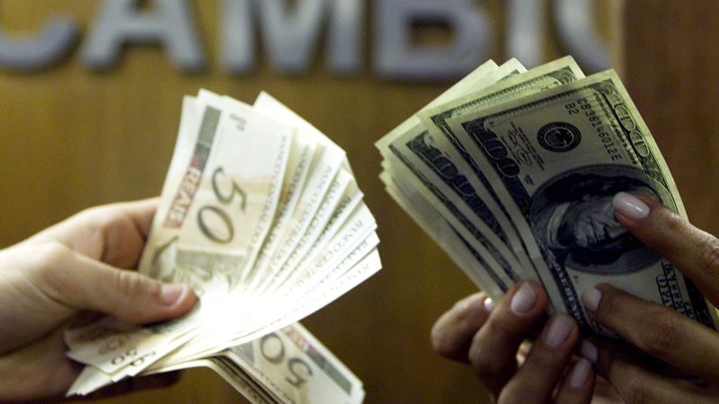 Dólar cai para R$ 5,31 após conversa entre Lula e Trump