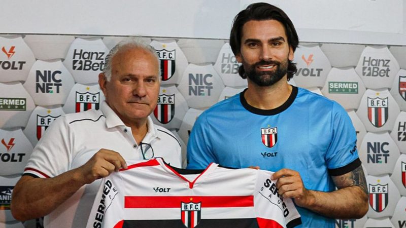 Ex-Coritiba, Léo Gamalho está perto de entrar para a história