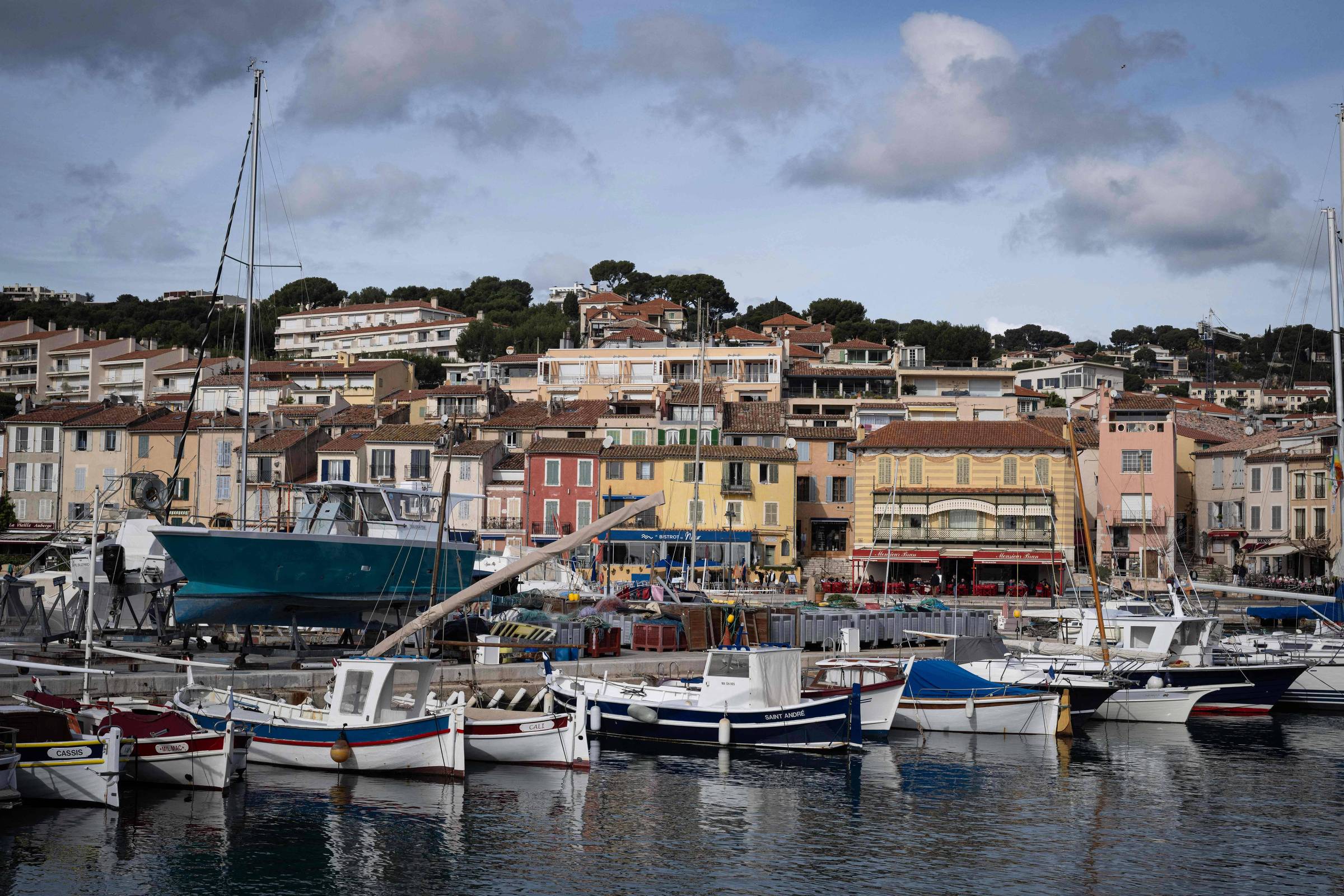 Farol e penhasco sobre o mar são atrações na idílica Cassis, a apenas 20 km de Marselha – 07/08/2025 – Turismo