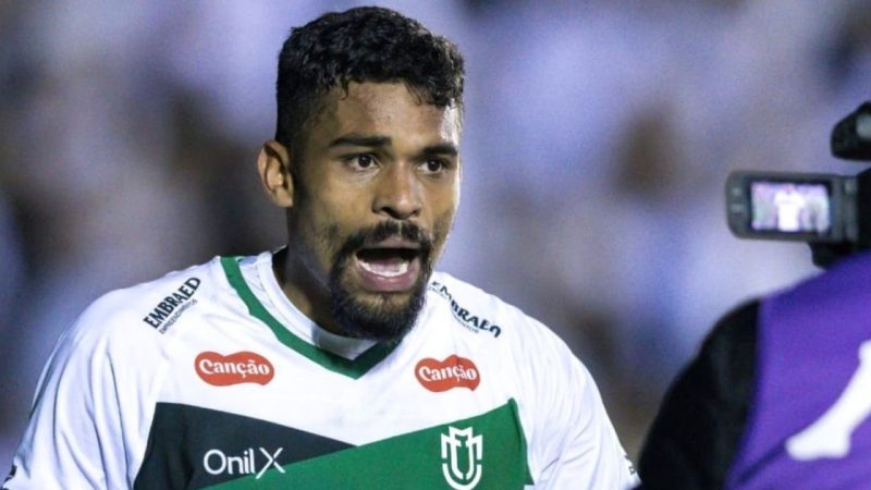 Figueirense x Maringá termina com rojões estourados no gramado