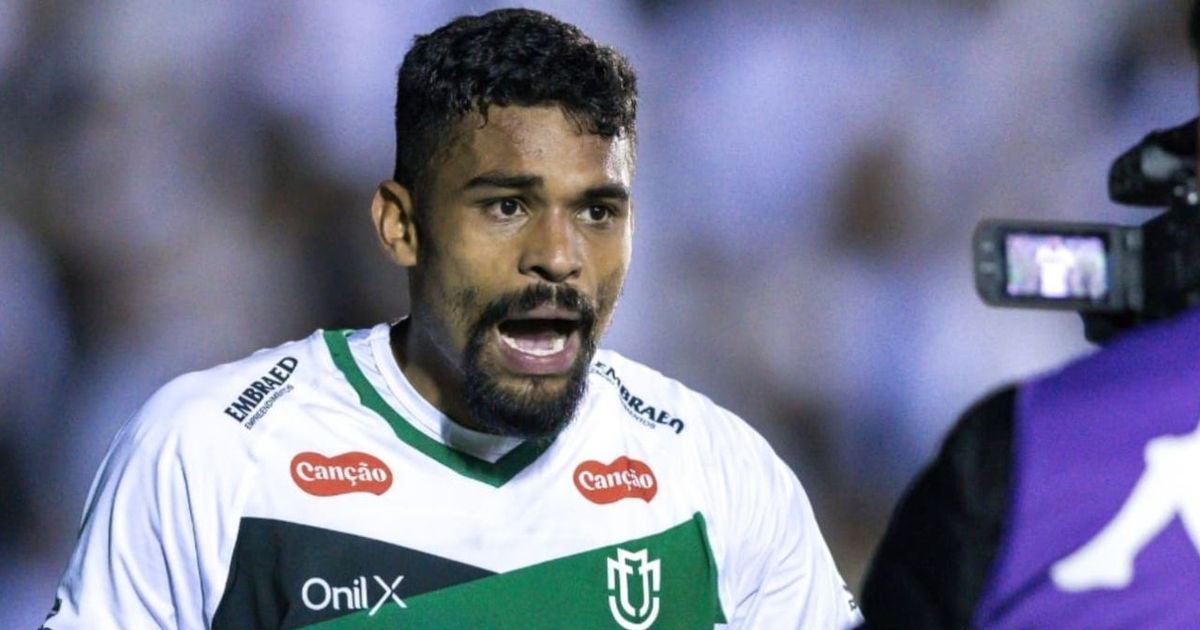 Figueirense x Maringá termina com rojões estourados no gramado