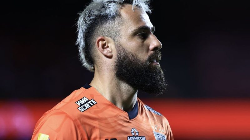 Goleiro deve deixar o São Paulo após ser vilão na eliminação para o Athletico