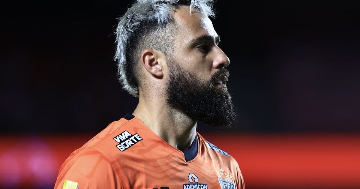 Goleiro deve deixar o São Paulo após ser vilão na eliminação para o Athletico