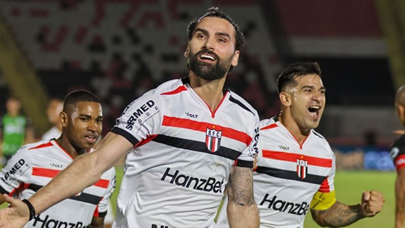 Léo Gamalho, ex-atacante do Coritiba se aproxima de recorde