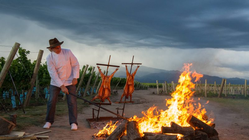 Na Churrascada o fogo vira memória e a carne, arte – 26/08/2025 – Nação churrasqueira