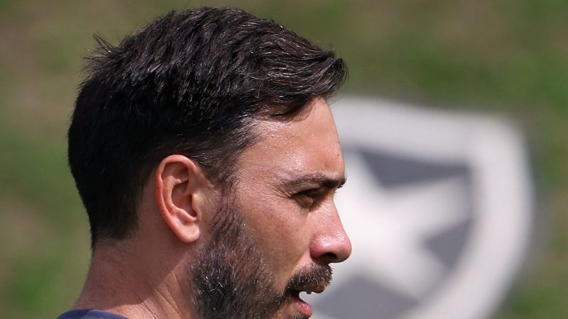 Neto, ex-Athletico, rescinde com clube inglês para fechar com o Botafogo