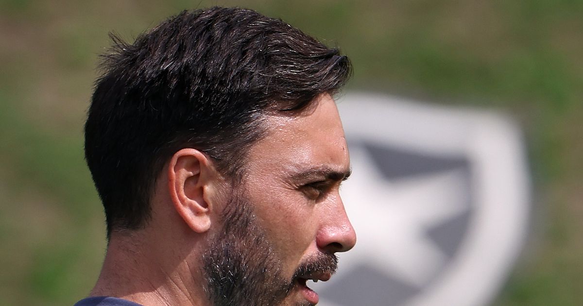 Neto, ex-Athletico, rescinde com clube inglês para fechar com o Botafogo