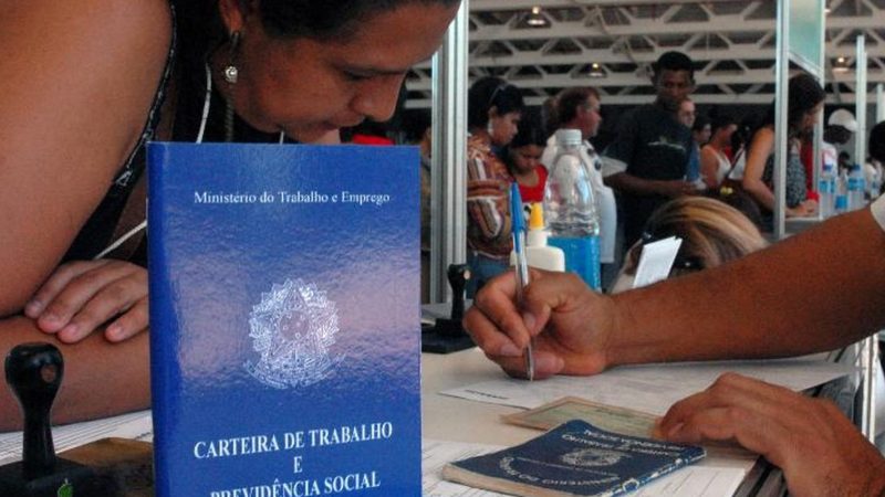 Número de pessoas em busca de emprego cai 21% no segundo trimestre