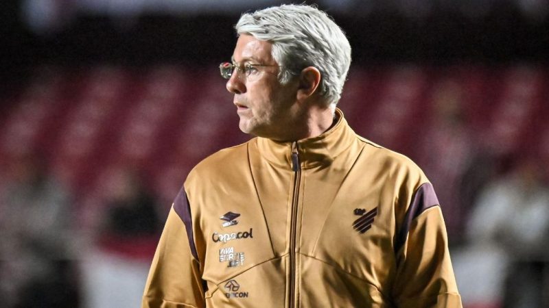 Odair Hellmann alerta para excesso de gols sofridos pelo Athletico
