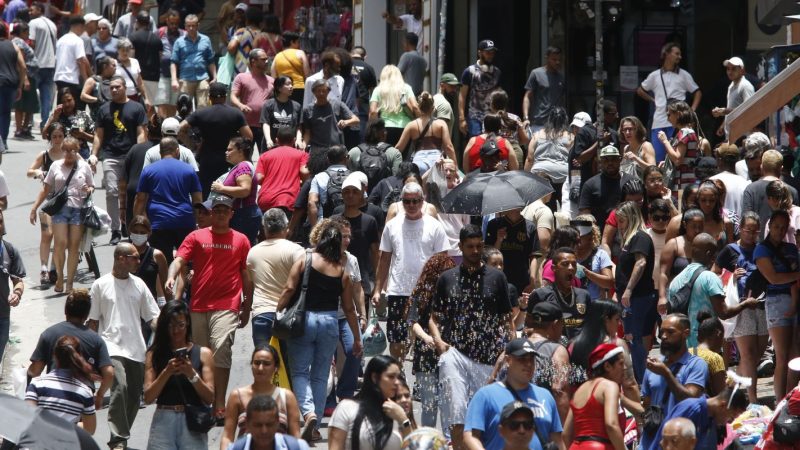 População brasileira chega a 213,4 milhões em julho de 2025