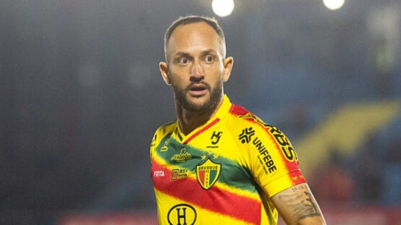 Rebaixado com o Paraná, Diego Tavares aciona Justiça por salários atrasados em ex-clube