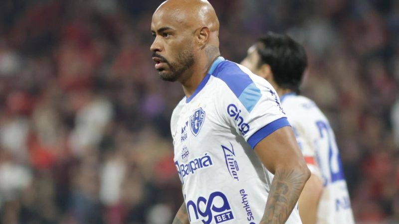 Torcida do Athletico reage em reencontro com Thiago Heleno na Arena