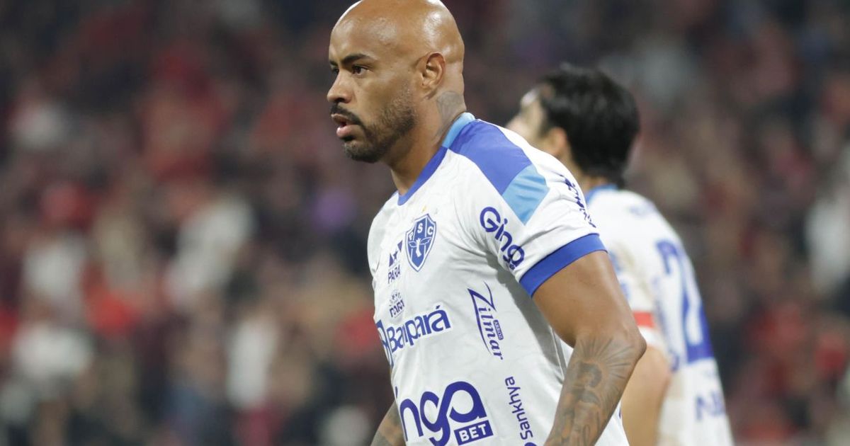 Torcida do Athletico reage em reencontro com Thiago Heleno na Arena