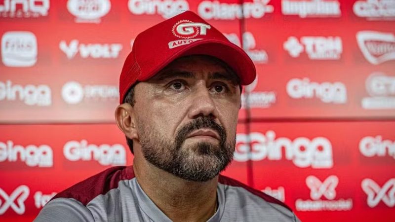 Vila Nova demite técnico Luizinho Lopes após derrota para o Coritiba