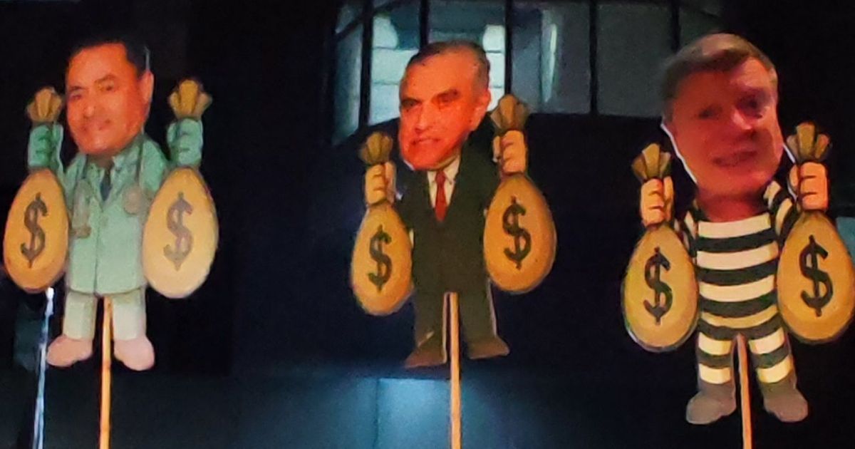torcida faz protesto contra diretoria com caricaturas de Petraglia e diretores