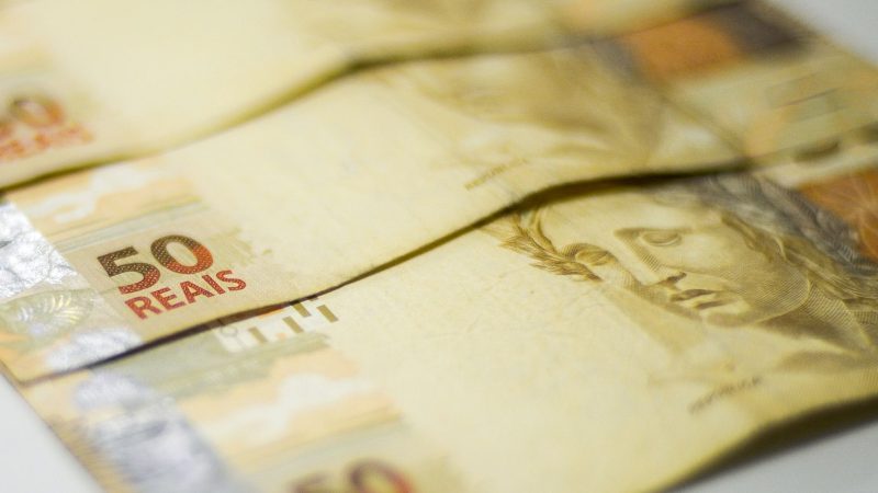 Arrecadação federal no ano supera 2024, apesar da queda em agosto