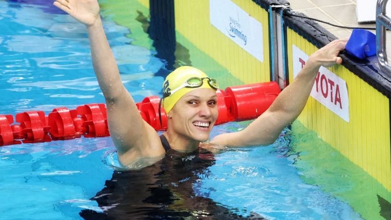 Carol Santiago é tricampeã mundial dos 100m costas em Singapura