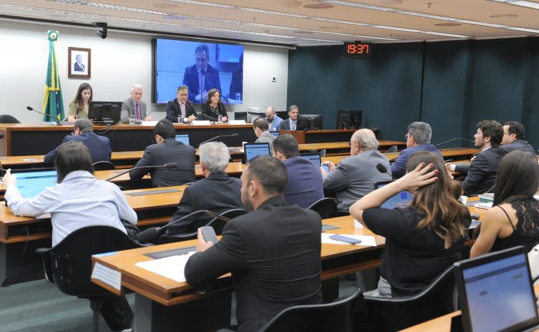 Deputados cobram identificação de postos de combustíveis envolvidos com o crime organizado – Notícias