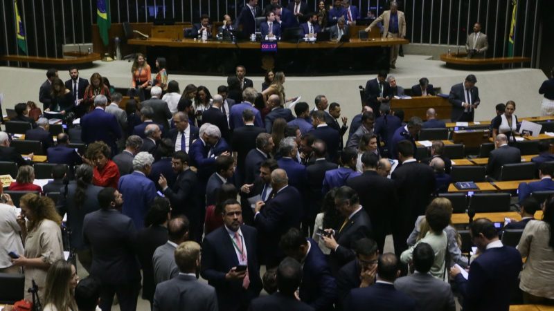 Câmara aprova isenção do IR para quem ganha até R$ 5 mil