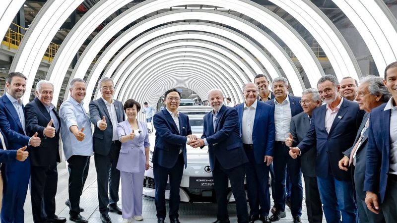 Nova fábrica de carros elétricos mostra confiança no Brasil, diz Lula